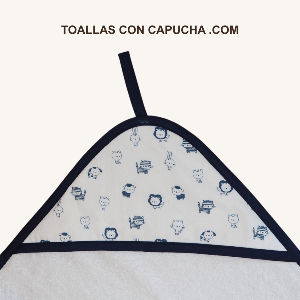 Detalle toalla con capucha animales azules para bebés y niños