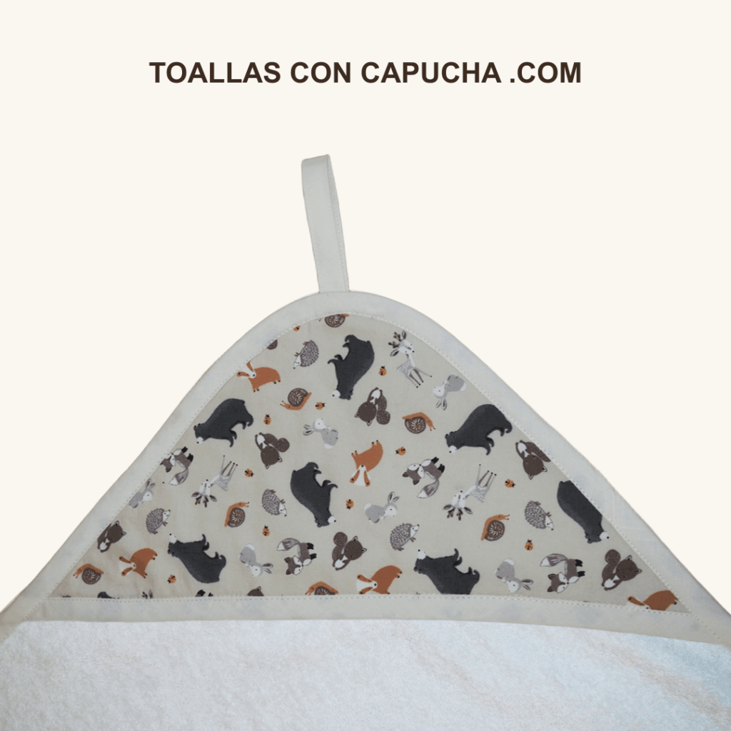 Detalle toalla con capucha animales bosque blanco para bebés y niños