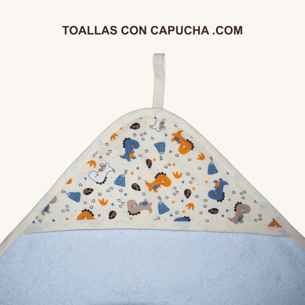 Detalle toalla con capucha dinos blanca para bebés y niños