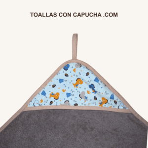 Detalle toalla con capucha dinos marrón para bebés y niños