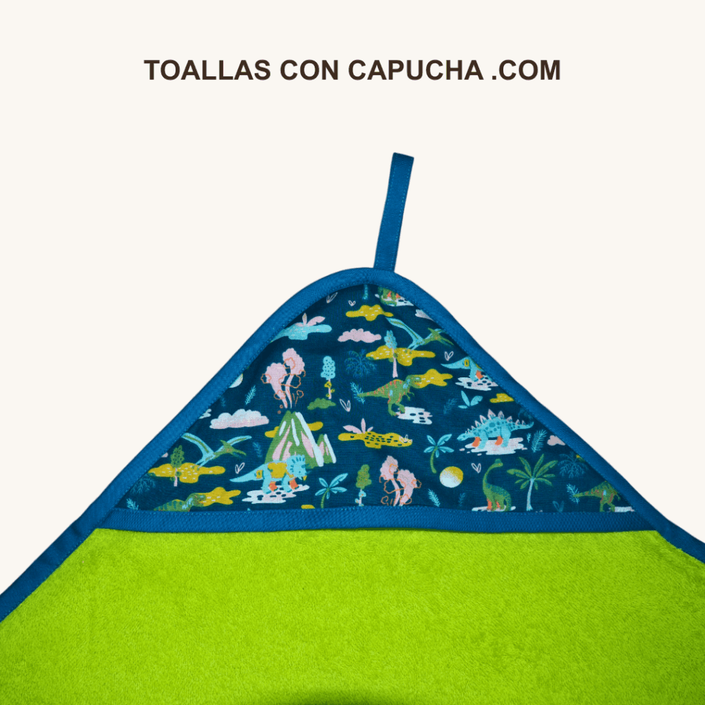 Detalle toalla con capucha dinos verdes para bebés y niños