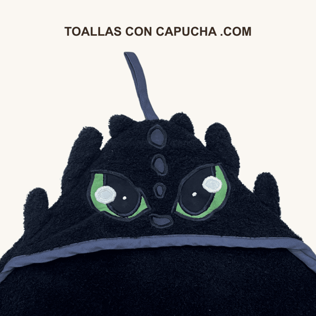 Detalle toalla con capucha dragón para bebés y niños