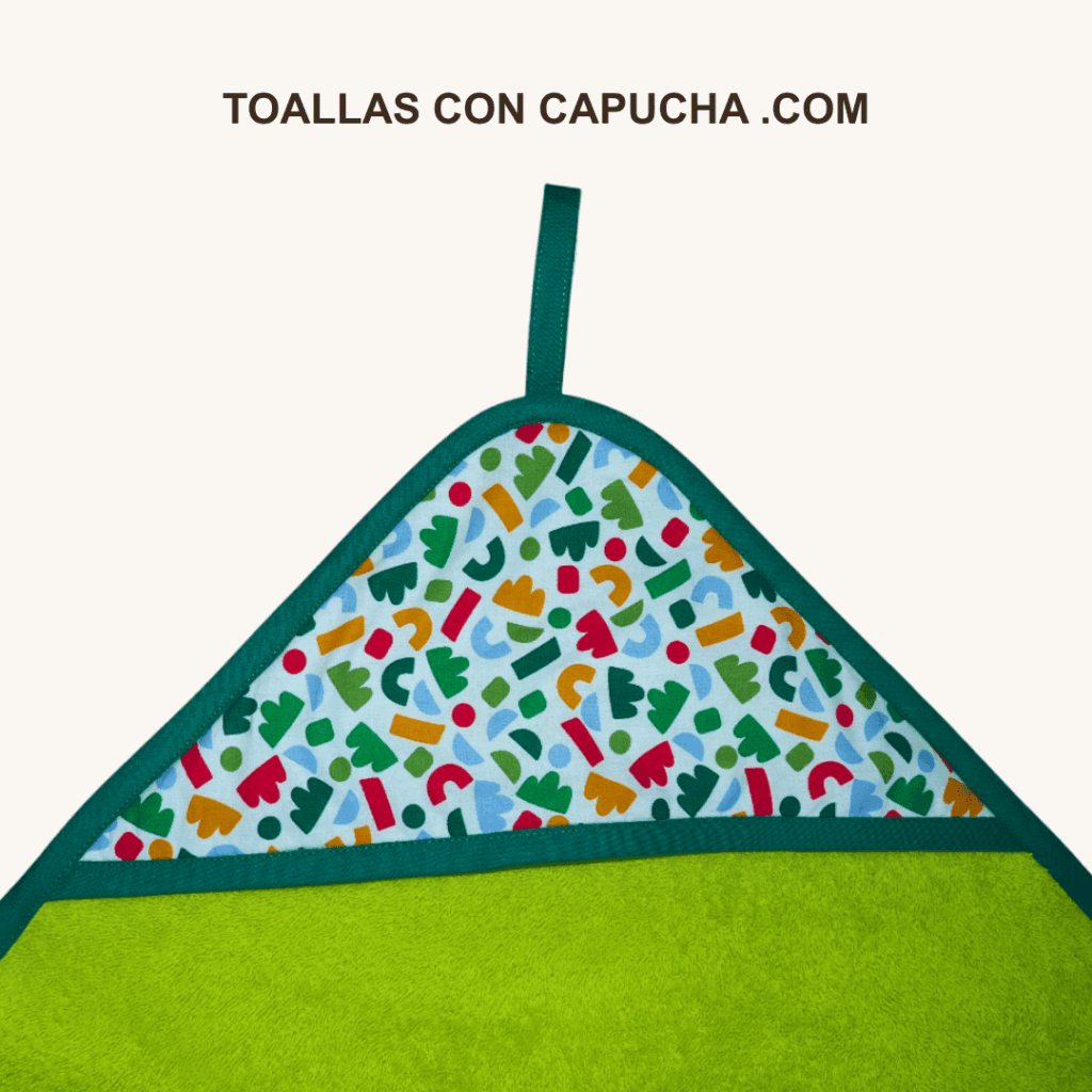 Detalle toalla con capucha geométrico para bebés y niños