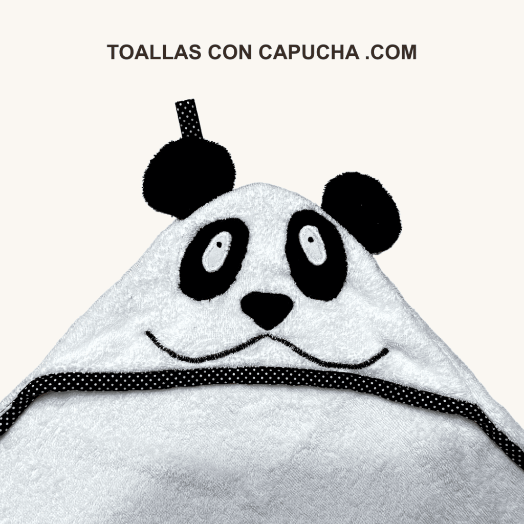 Detalle toalla con capucha oso panda para bebés y niños