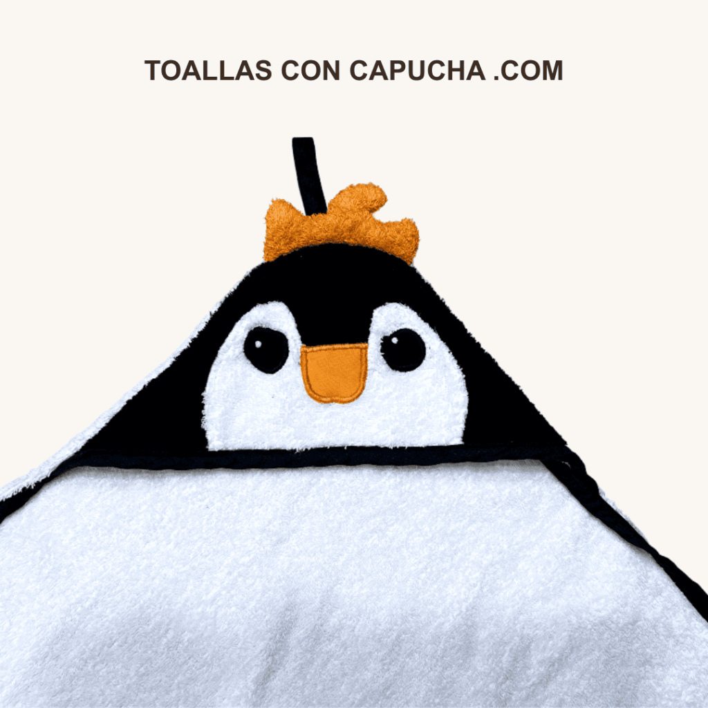 Detalle toalla con capucha pingüino para bebés y niños